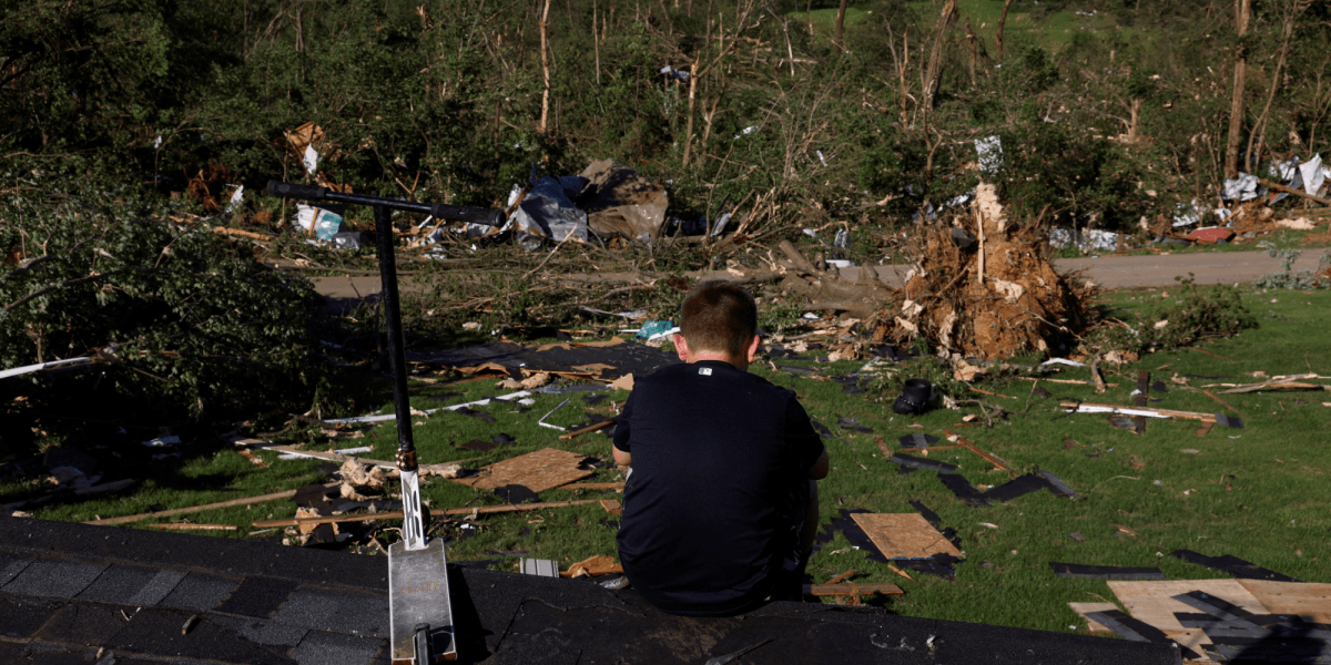 Reportan al menos 25 muertos por fuertes tornados en Kentucky y Misuri