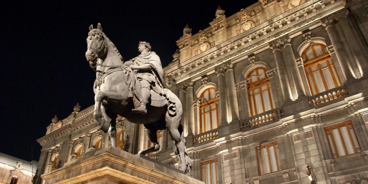 O número médio de funcionários trabalhando em museus está crescendo, assim como o número de visitantes.