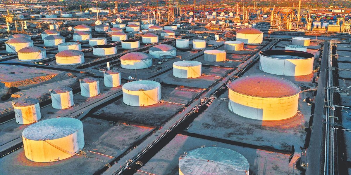 Alza de crudo impulsa precio de empresas petroleras en Bolsa