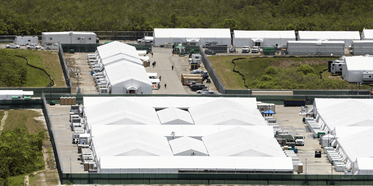 Migrantes mexicanos denuncian malos tratos en cetro de detención "Alcatraz de los Caimanes"