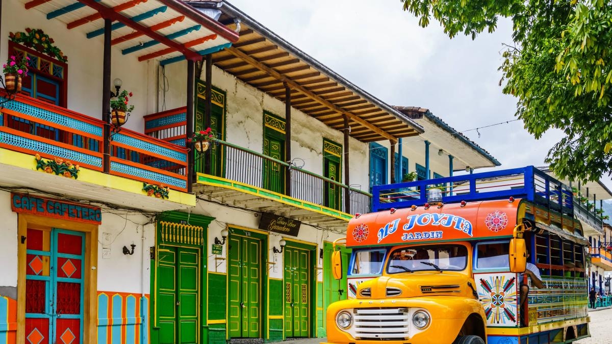 Colômbia se destaca no turismo internacional com aumento de 6,8% de visitantes estrangeiros.
