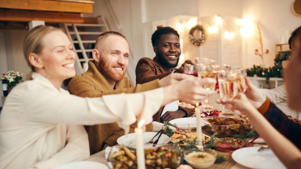 Regelmäßiges Essen mit Freunden und Familie wirkt sich positiv auf die psychische Gesundheit aus, wie eine wissenschaftliche Studie zeigt.