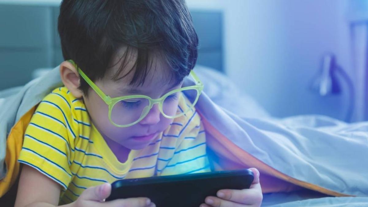 Niños, TV y pantallas: falta regulación / Análisis del Editor Multimedia