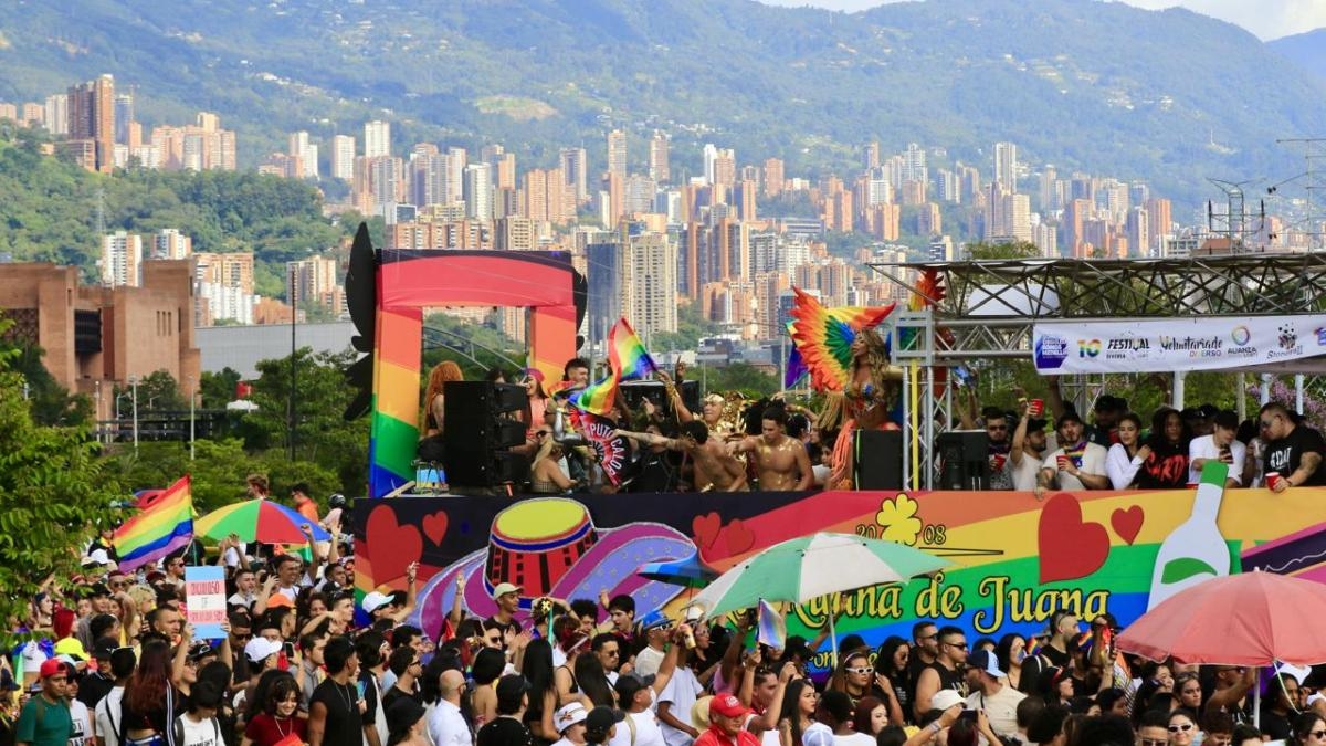Bogota kapsayıcı turizm girişimleri çağrısını genişletiyor ve Theatron'da benimseme günü duyuruyor
