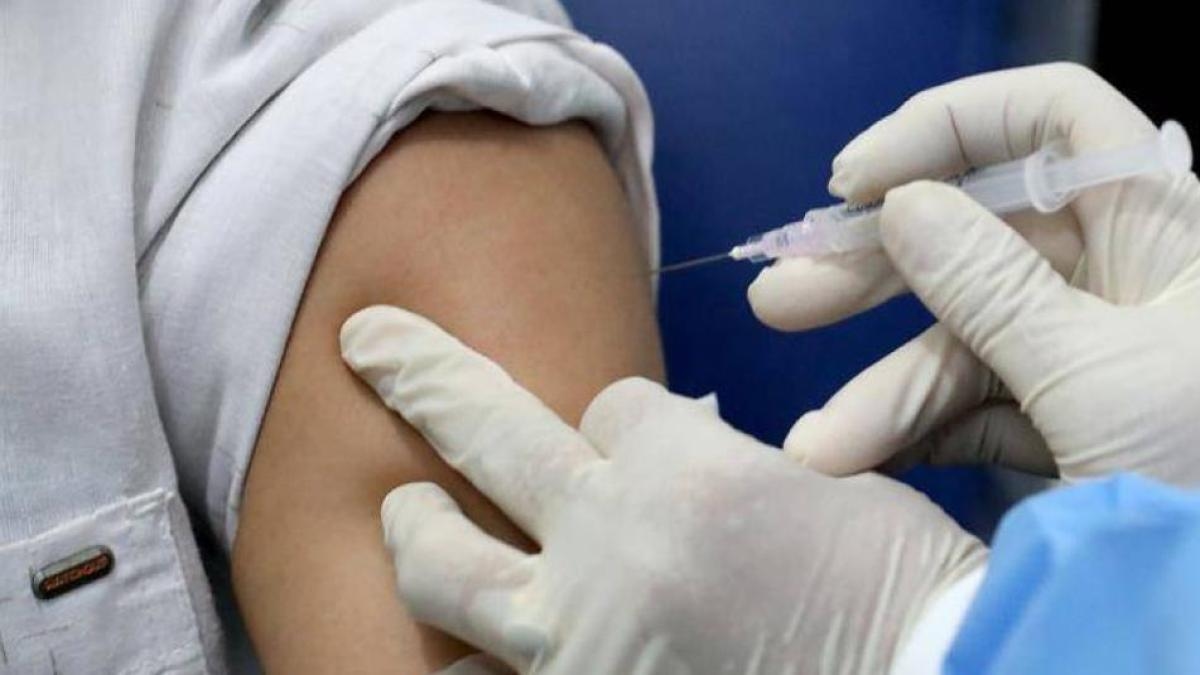 ¿Brazo izquierdo o derecho? La ciencia revela que sí importa dónde se ponen las vacunas