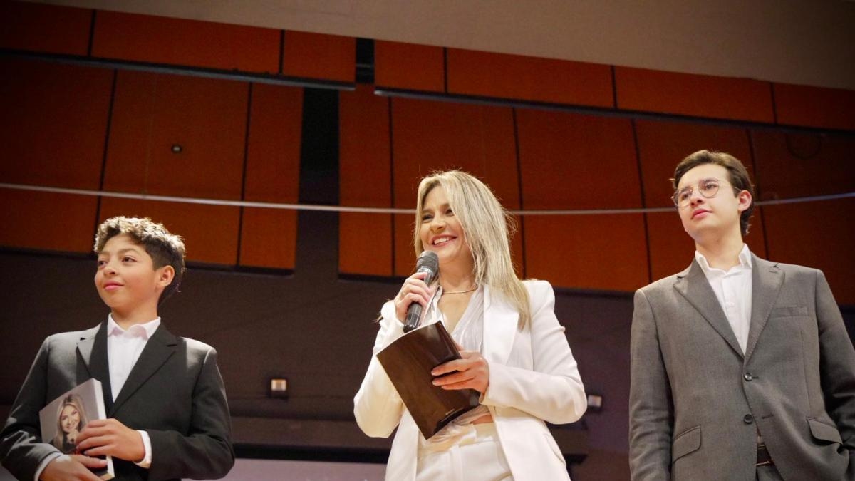 Vicky Dávila presentó su libro autobiográfico: 'El día que le puse freno a mi papá aprendí a no temerle a nada'