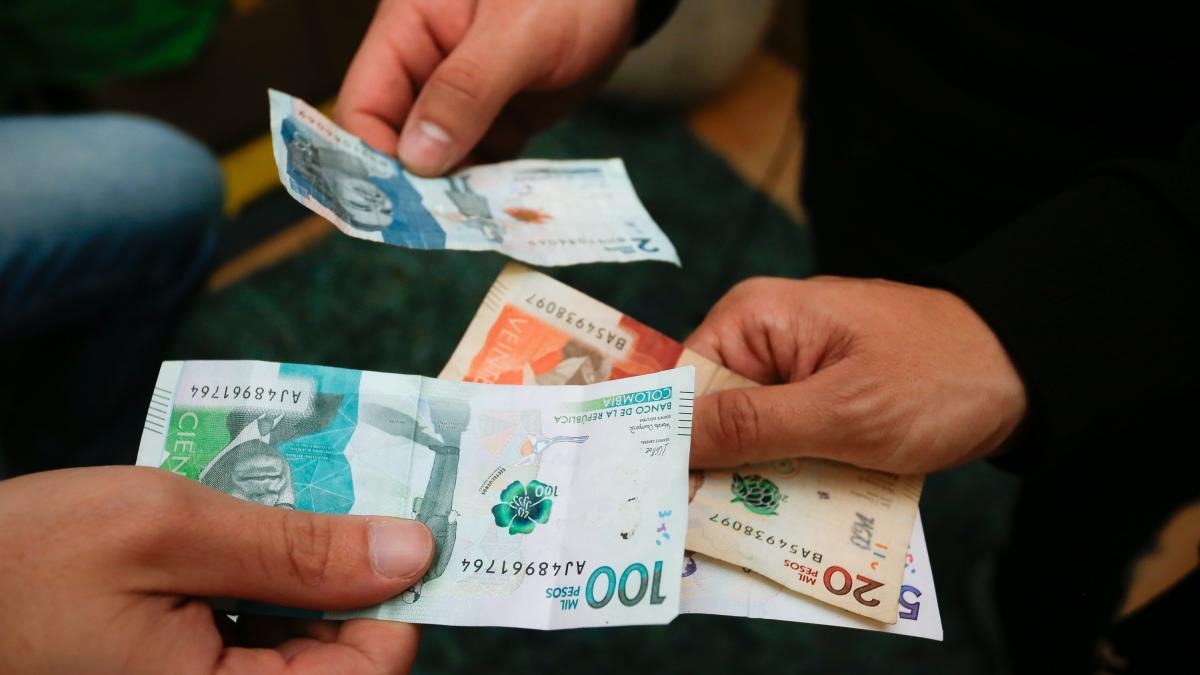 Você tem dificuldade para economizar todo mês? Essas dicas práticas ajudarão você a fazer isso sem sacrifício ou estresse financeiro.