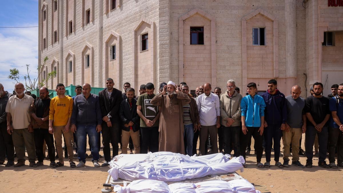 Nuovo giro di bombardamenti israeliani nella Striscia di Gaza: più di 100 morti in un solo giorno. "Abbiamo paura"
