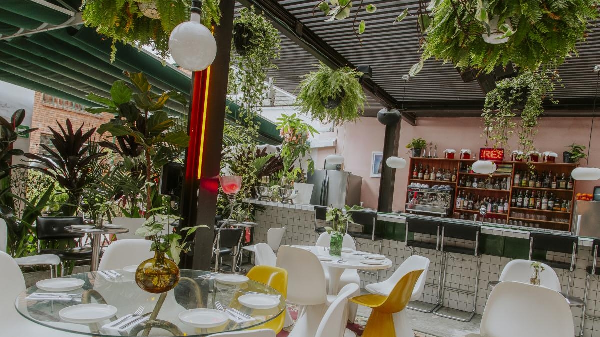 Jardín, il bar pastello che unisce il mondo dei cocktail a quello dei dessert