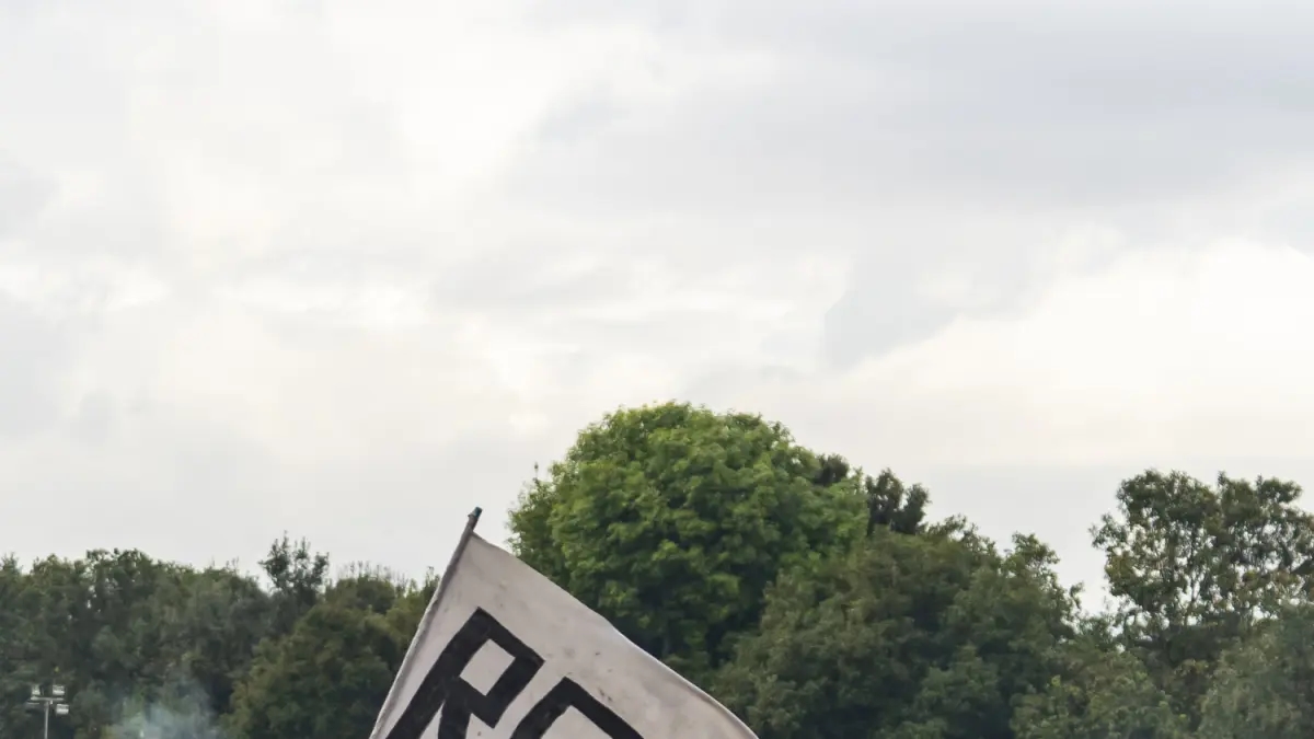 Sous la pluie, le rituel est revenu : Rock al Parque 2025 continue de tenir bon malgré une faible fréquentation.