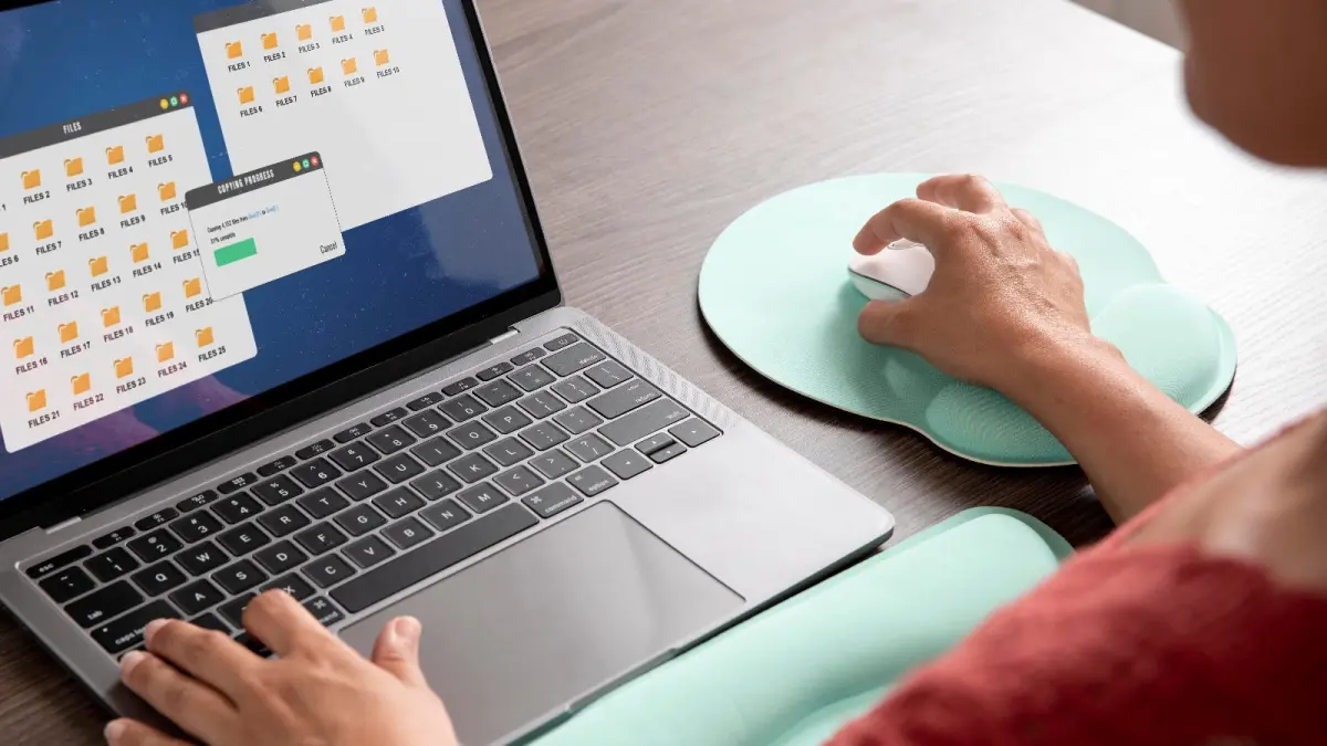 Como escolher o melhor corretor ortográfico e gramatical com tecnologia de IA: três etapas principais