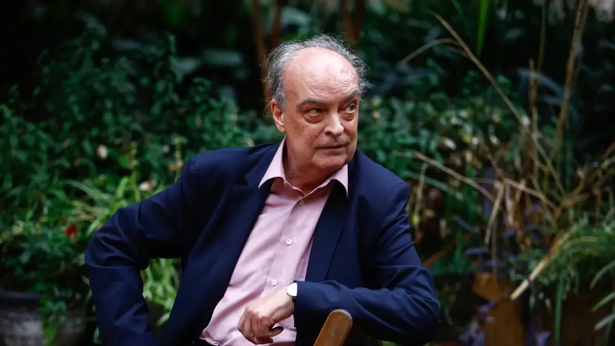 Enrique Vila-Matas, "Karanlık Oda Kanonu" ve dünya edebiyatına aşık bir android ile geri dönüyor. Röportaj