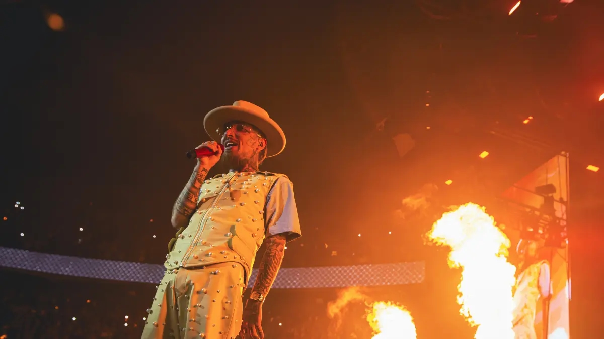 Mahalleden Movistar Arena'ya: Nanpa Básico, 62 şarkı ve sahnede bir "evet" ile kariyerinin 20. yılını kutladı.