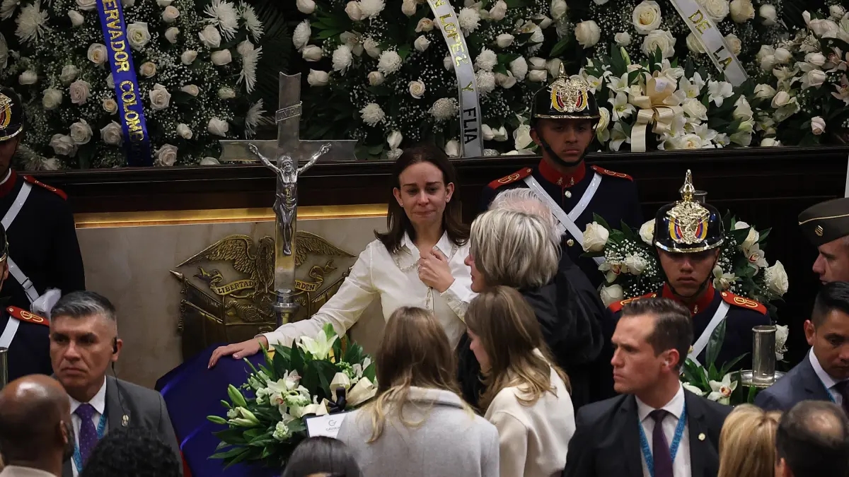 Dies war der erste Tag der Totenwache für den Senator und ehemaligen Kandidaten Miguel Uribe Turbay: das Warten auf den letzten Abschied.