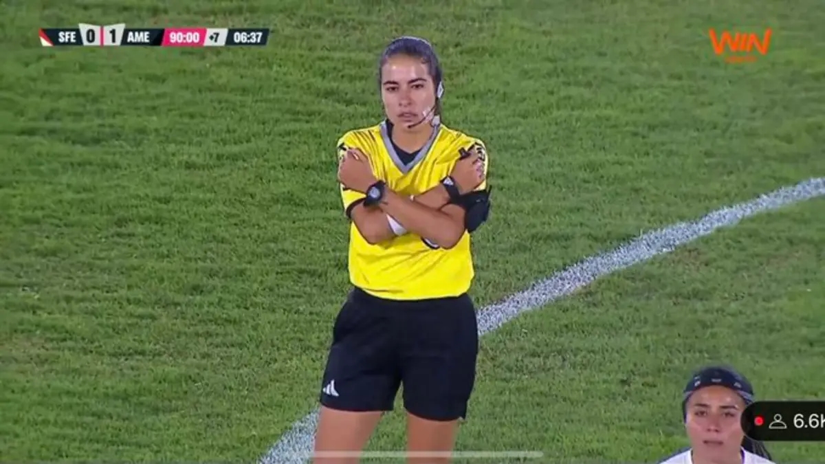 Alarm w lidze kobiet: sędzia wykonał gest ostrzegający przed rasizmem podczas meczu pomiędzy Santa Fe i América na stadionie El Campín w Bogocie.
