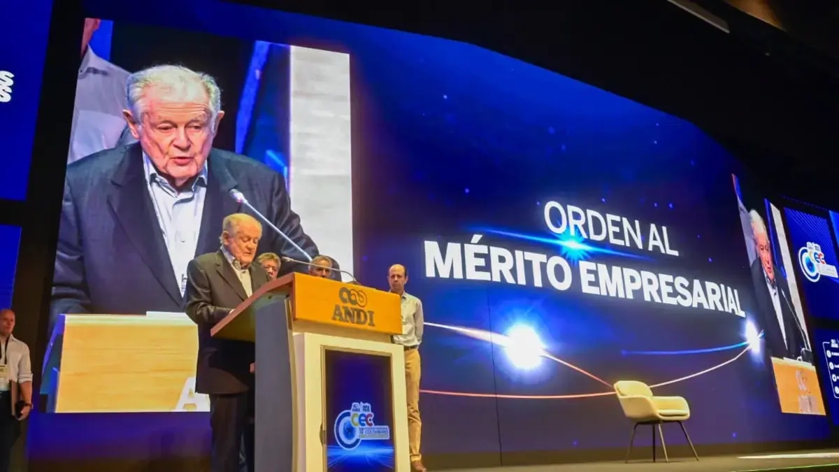 Luis Carlos Sarmiento Angulo von der Grupo Aval und Jorge Mario Velásquez von der Grupo Argos erhalten von Andi den Order of Business Merit.