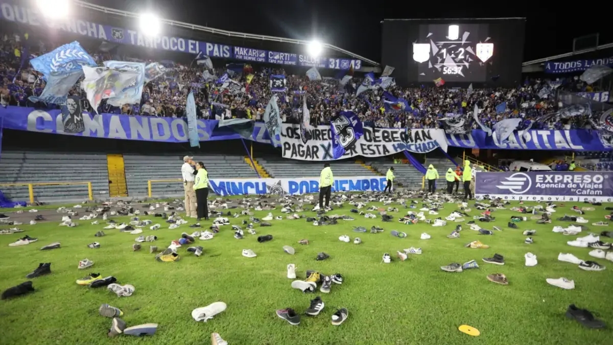 Millonarios-Fans protestieren gegen die schlechte Form der Mannschaft: Banner, Beleidigungen und Schuhe wurden von der Tribüne geworfen; das Spiel wurde unterbrochen | Video