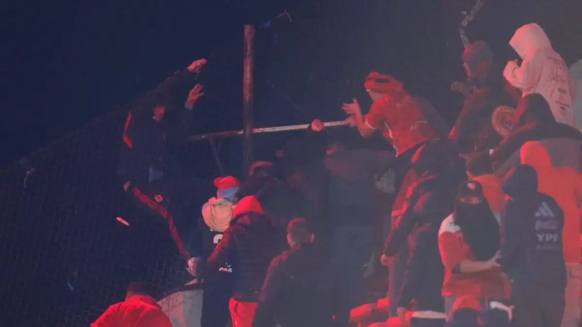 Schwere Zwischenfälle beim Spiel zwischen Independiente und U. de Chile: Geschosse, Bomben, Lynchmorde und Barbarei; das Spiel der Sudamericana wurde abgesagt.