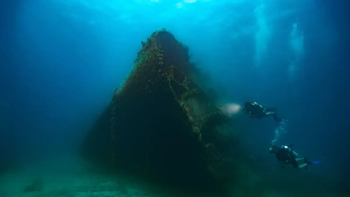 Um navio afundado da Segunda Guerra Mundial e grafite urbano: um olhar diferente sobre Aruba, a ilha que mistura história e cultura caribenha.