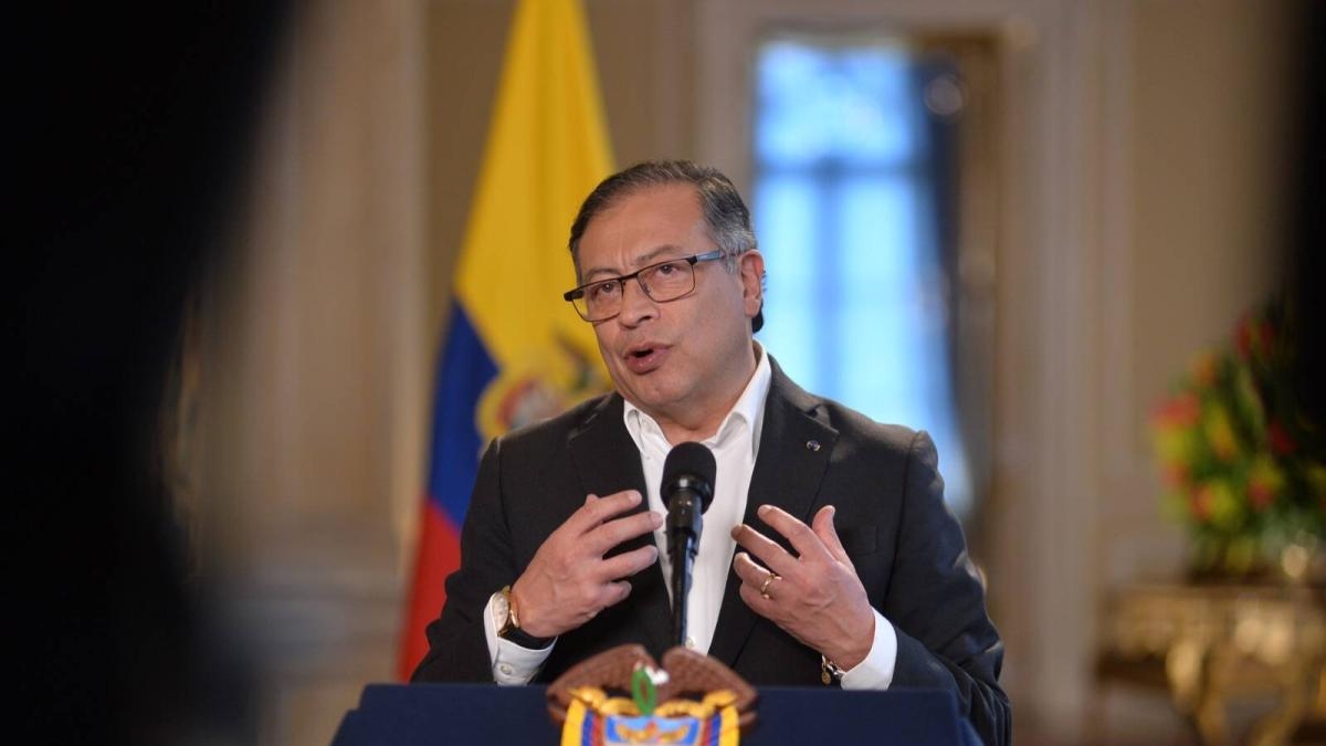 O presidente Gustavo Petro anuncia que a coalizão governista do Senado foi completamente reorganizada após a eleição de Carlos Camargo como juiz.