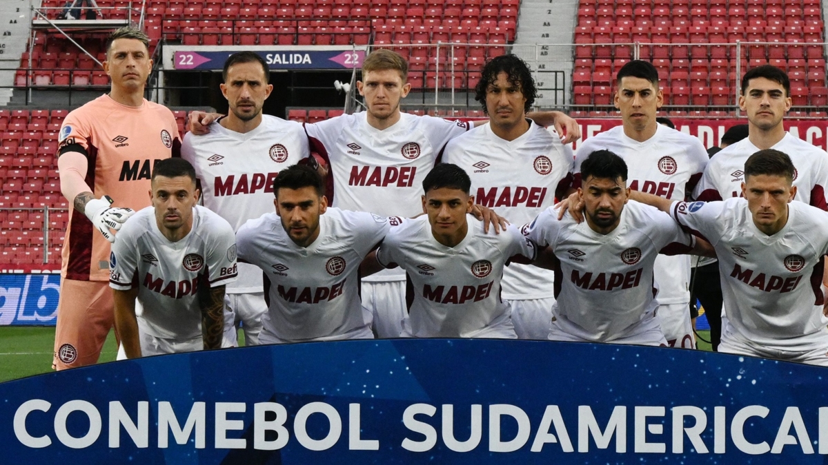 Continua la violenza alla Copa Sudamericana: tifosi dell'Universidad de Chile prendono a sassate un autobus del Lanús prima della semifinale.