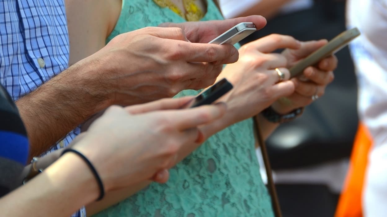 “Sono molto più felice così”: dipendente dal telefono, riduce il tempo trascorso davanti allo schermo da 8 a 3 ore