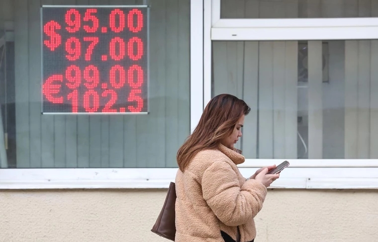 "Ci sono problemi": i russi esortati a non gioire per il calo del dollaro