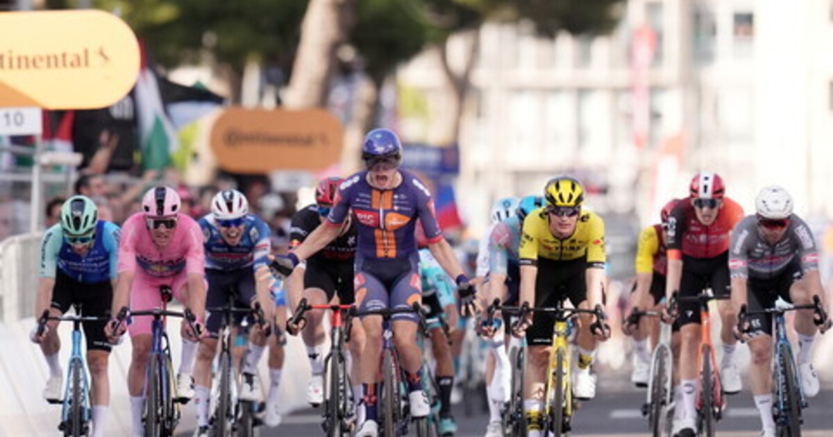 Giro d'Italia, Casper van Uden gagne dans le chaos de Lecce