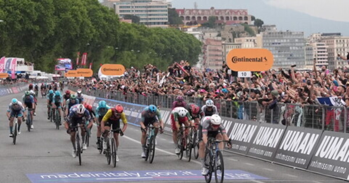 Giro d'Italia, Groves wint lachwekkende sprint in Napels