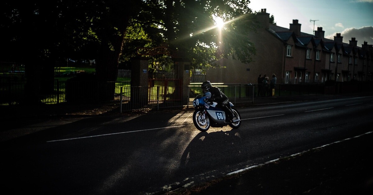Bottalico nous guide vers le Tourist Trophy, la course la plus dangereuse qui existe