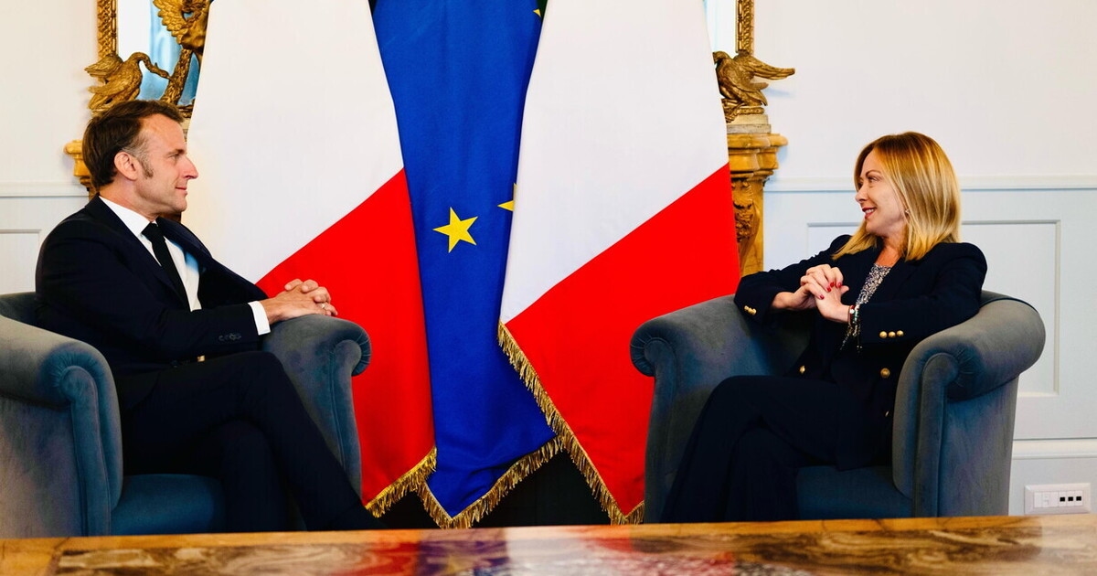 E a cena tra Meloni e Macron spunta Fazzolari, il falco anti Parigi. Segno che forse il passato è alle spalle