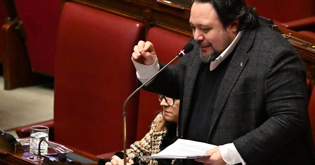 Carotenuto (M5s): "Uscire dalla Nato? Magari"