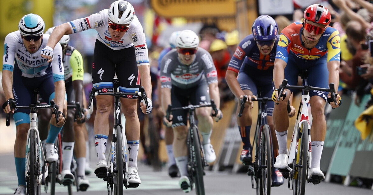 Tijdens de Tour de France van 2025 viert Merlier zijn overwinning tussen de valpartijen en het gebrek aan wind