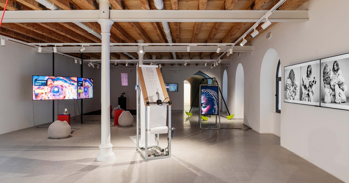 La mostra "Timeline Shift" di Re:Humanism Art Prize ripensa il tempo oltre l'algoritmo
