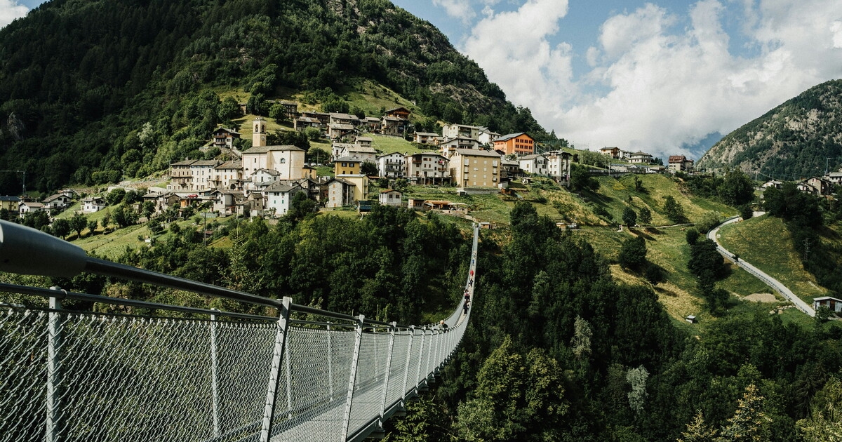 Tussen onmogelijke wegen en bouwvallige huizen: dit is Italië zoals de geciviliseerde bezoeker het ziet.