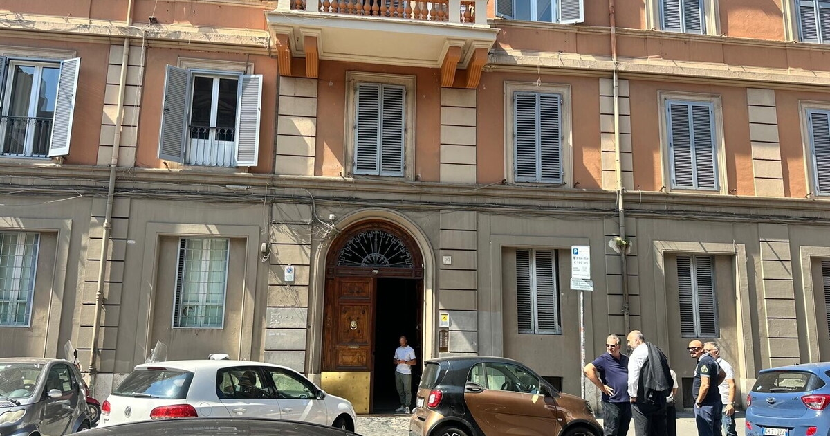 De factie van Fratelli d'Italia is ten onder, de Meloni-kinderen bezetten het hoofdkwartier. Onheil en politie.