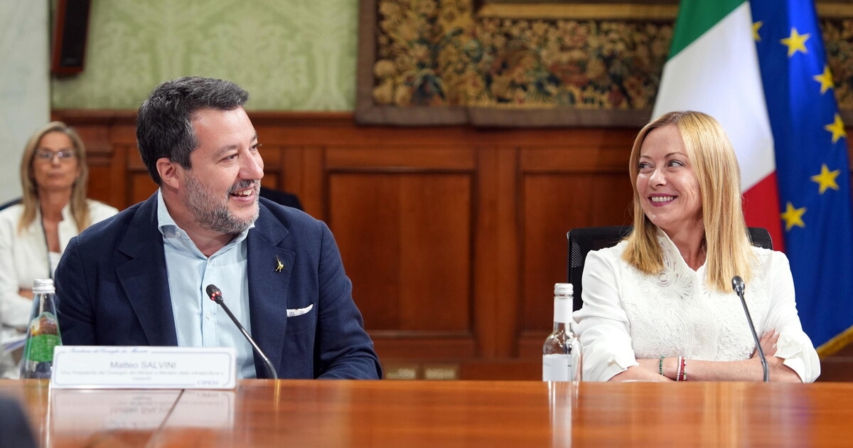 Melonis Maßnahmen: kein Militäreinsatz in der Ukraine und ein Botschafter in Moskau in der Nähe von Salvini.