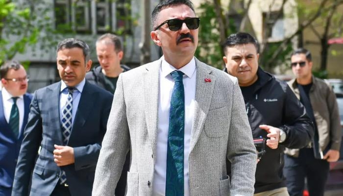 Der ehemalige Gouverneur von Tunceli, Bülent Tekbıyıkoğlu, der sich in die Mitte zurückzog, machte einen auffälligen Beitrag: „Mustafa Kemal, Talat, Enver …“