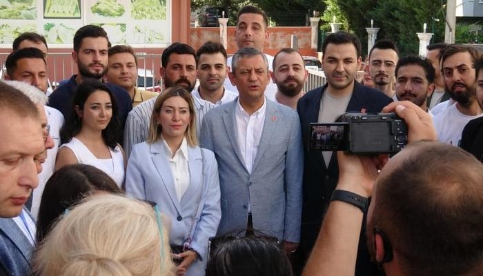 CHP-voorzitter Özel bezoekt Böcek, die wordt vastgehouden in Antalya