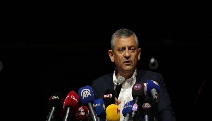 El líder del CHP, Özel, respondió a quienes le preguntaron: "¿Qué hacen en la misma comisión que el gobierno?": "Participamos en la comisión porque...".