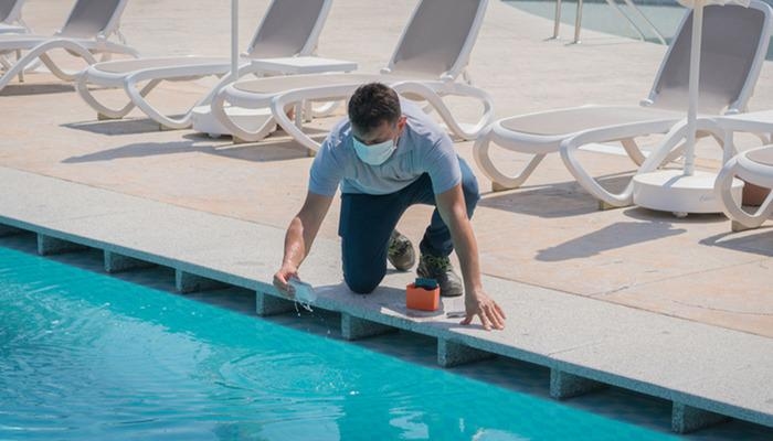 ¡No arriesgues tu salud al intentar refrescarte! Las piscinas y el mar propagan gérmenes: ¡Cuidado con las infecciones de oído en verano!
