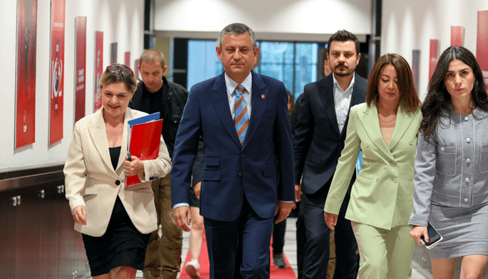 As assinaturas chegaram à meia-noite, o líder do CHP, Özgür Özel, deu uma data: Aguarde até 9 de setembro!