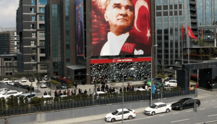 ÚLTIMAS NOTÍCIAS | Özgür Çelik compartilhou uma foto! Prédio provincial da CHP Istambul fechado: Bahçelievler é o novo endereço