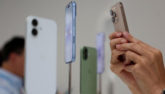iPhone users protest against Apple over iOS 26: "It turned my phone into a brick"