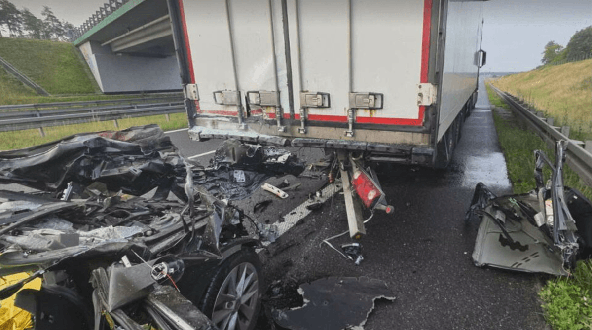 Tragisch ongeluk op de snelweg S7. Drie mensen, waaronder een kind, kwamen om het leven.