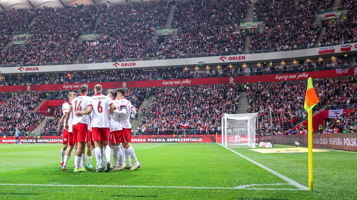 Он исчез после Евро, а теперь вернулся! Он хочет снова надеть футболку с орлом.