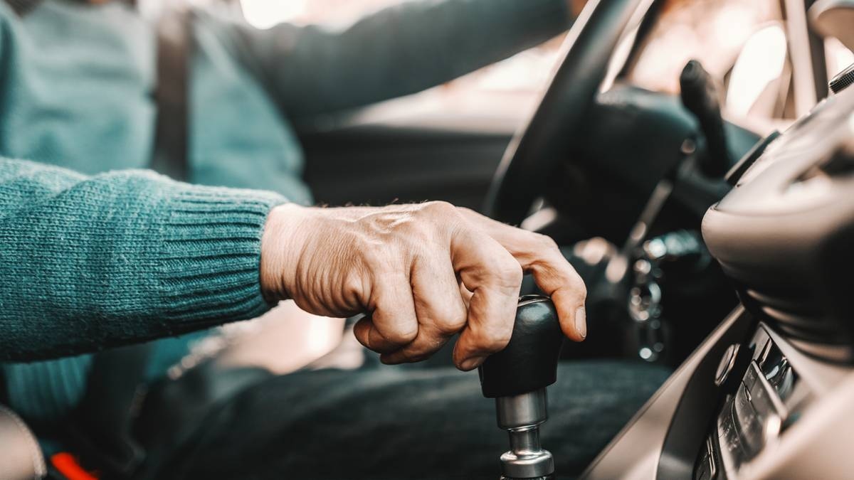 Gli anziani sono i peggiori conducenti? Un rapporto chiaro lo dimostra