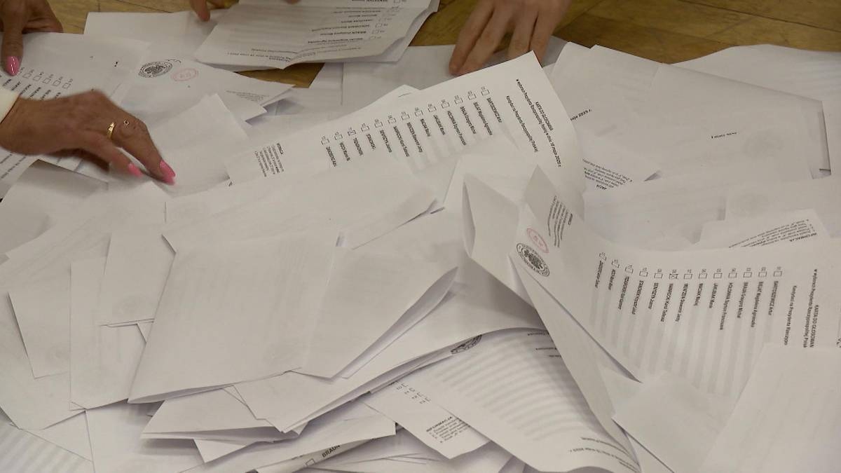 Poles support recounting votes. Poll leaves no illusions