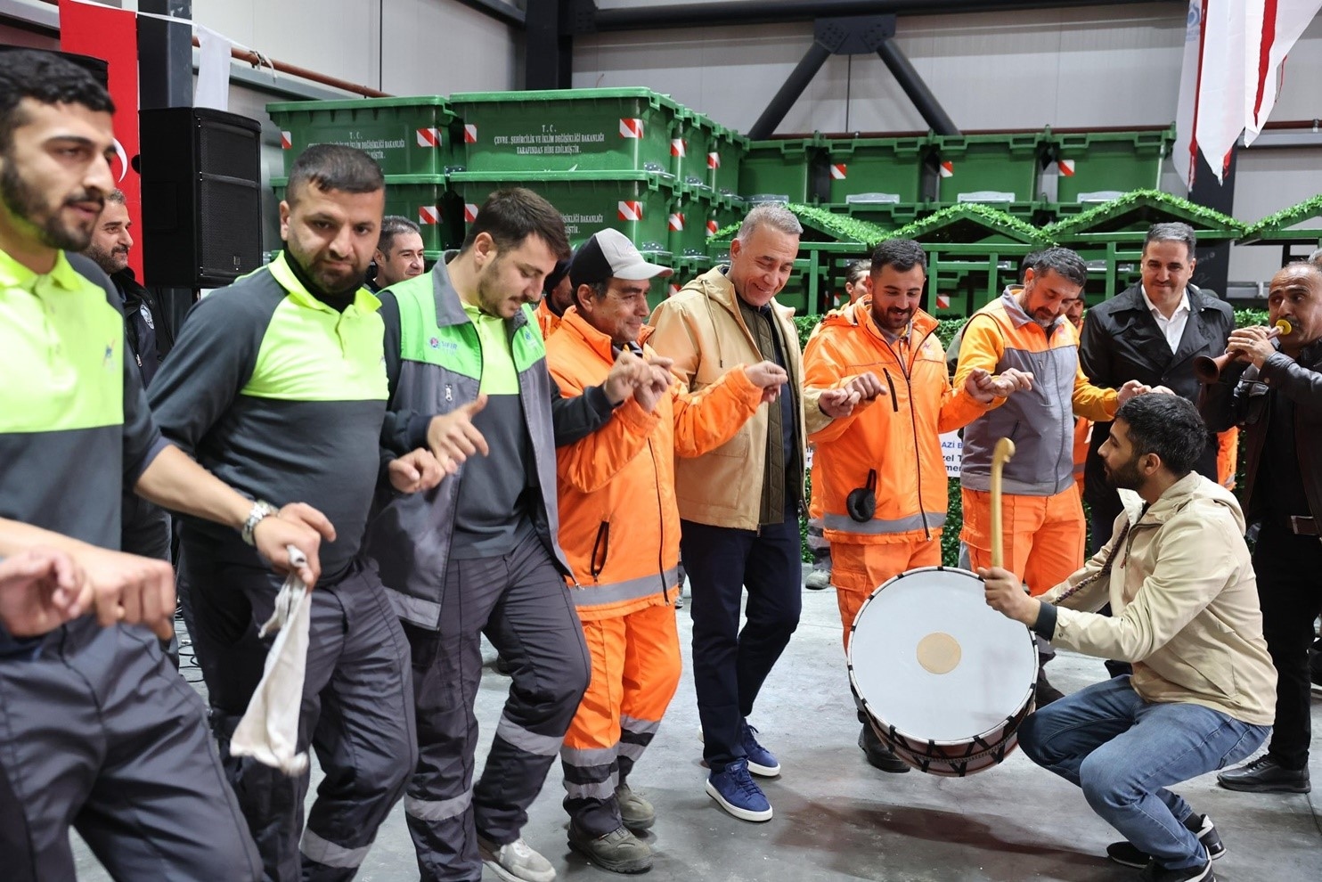 Sultangazis Bürgermeister Dursun tanzte den Halay mit den Arbeitern