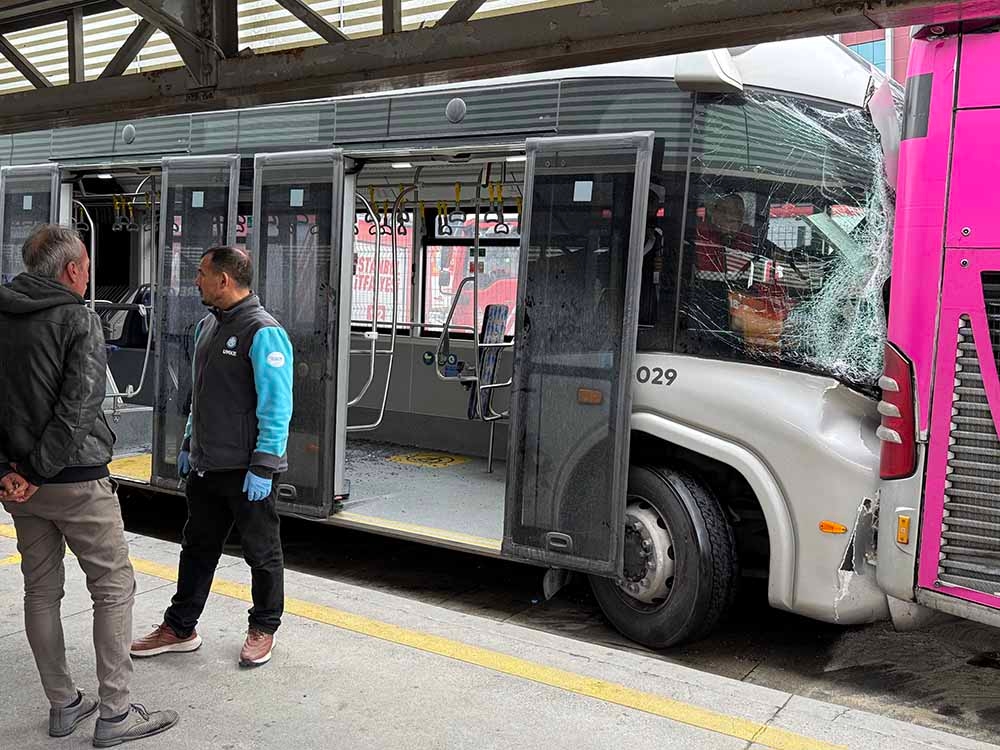 Wypadek autobusu Metrobus w Beylikdüzü: 1 osoba zginęła, 20 zostało rannych